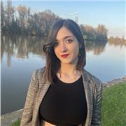 Dottoressa in Storia Contemporanea impartisce lezioni a studenti del liceo